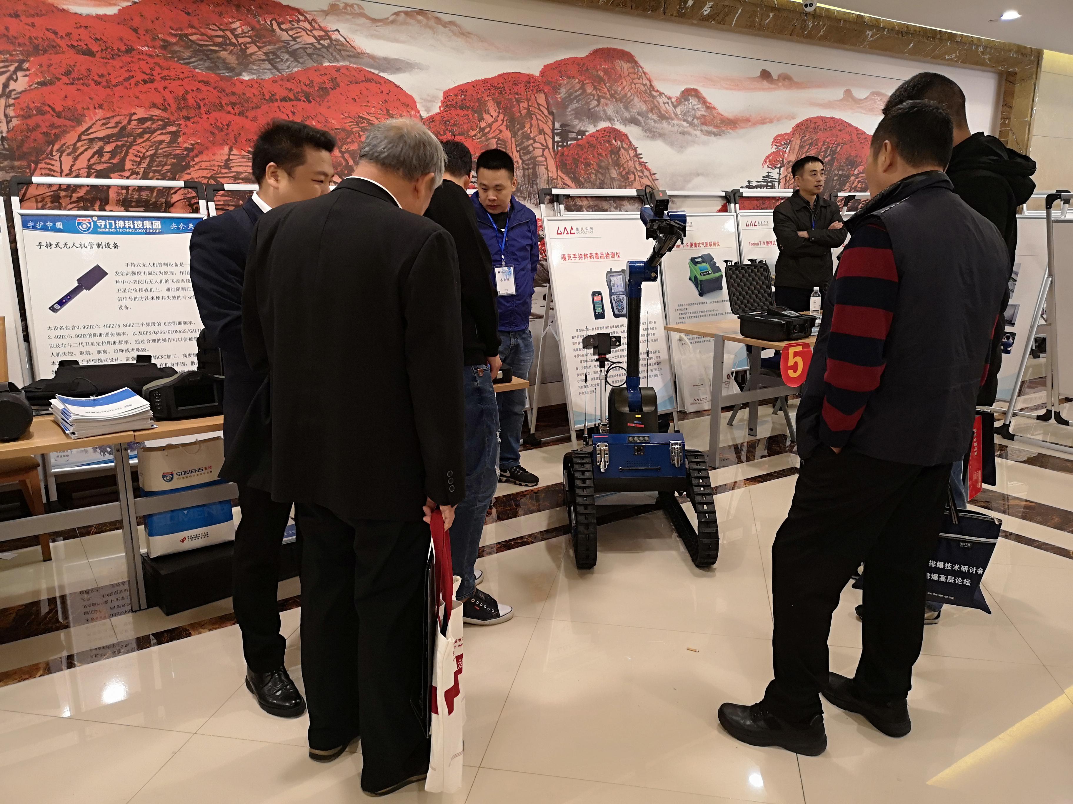 排（pái）爆反恐遙控機器人