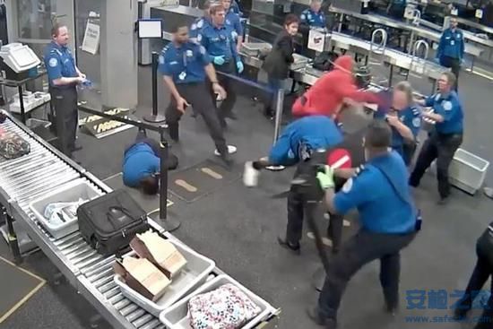 美國一個青年在機場（chǎng）安（ān）檢時暴力襲擊工作人員5人（rén）受傷