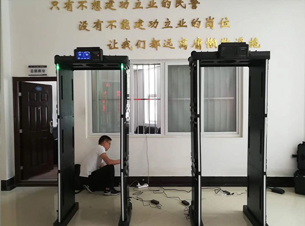 行李安檢（jiǎn）機是保衛人（rén）民（mín）安全的（de）必備（bèi）設備（bèi）