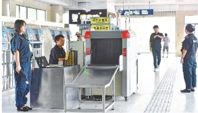 武漢市地鐵安檢員高溫下恪（kè）守 笑稱“減肥瘦身”顯著