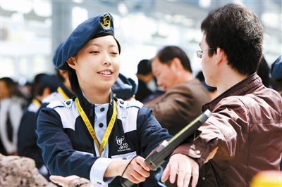 洛（luò）杉磯機場啟用安檢自動傳送係統 安檢速度將加（jiā）快