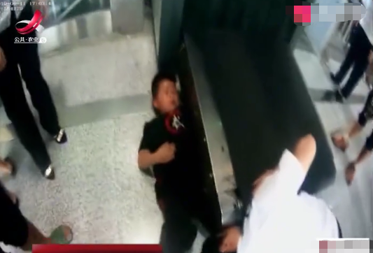 小屁孩趁爺爺不注意悄悄搗（dǎo）亂,將棍子塞入安檢機,結果胳膊被卡死了