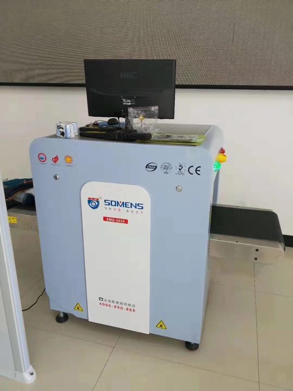 過地鐵安檢機時有人偷包，希望坐地鐵的人都要（yào）注意啦