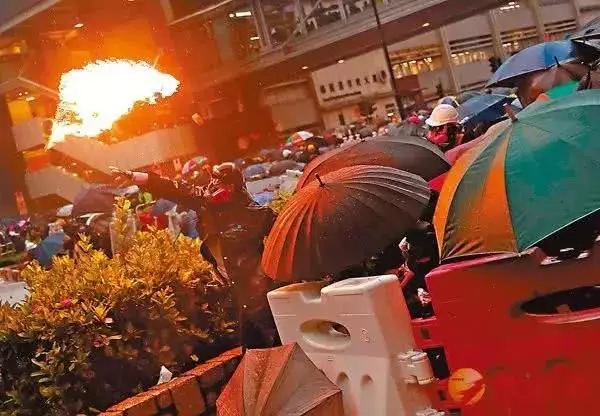 暴徒在此前的暴力衝擊中投（tóu）擲燃燒彈