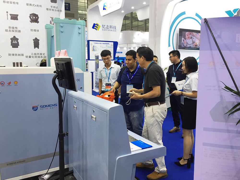 我司參展工作人員（yuán）為觀展者介紹安檢機安檢門