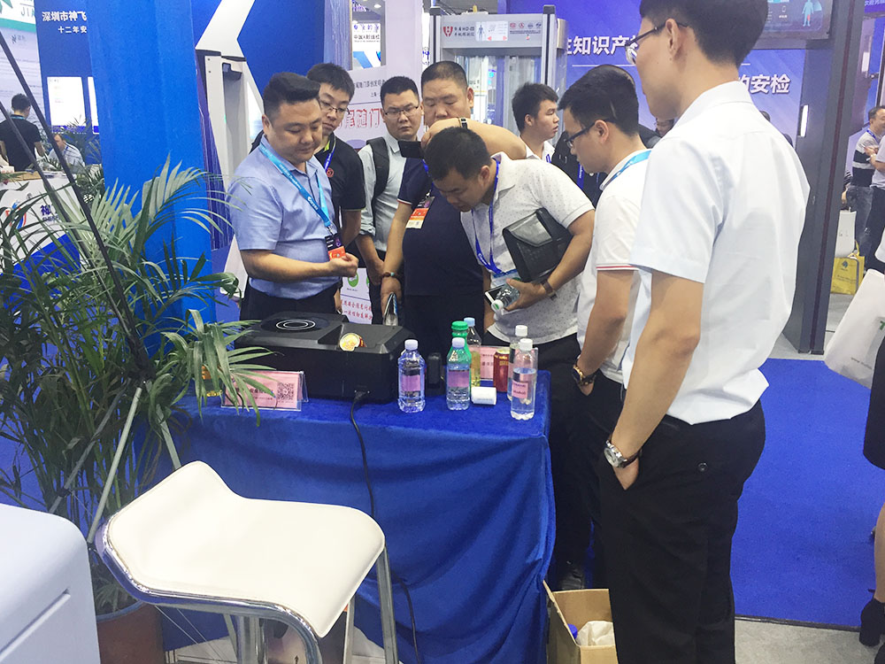 我司參展工作人（rén）員為觀展者介（jiè）紹危險液體（tǐ）探測儀