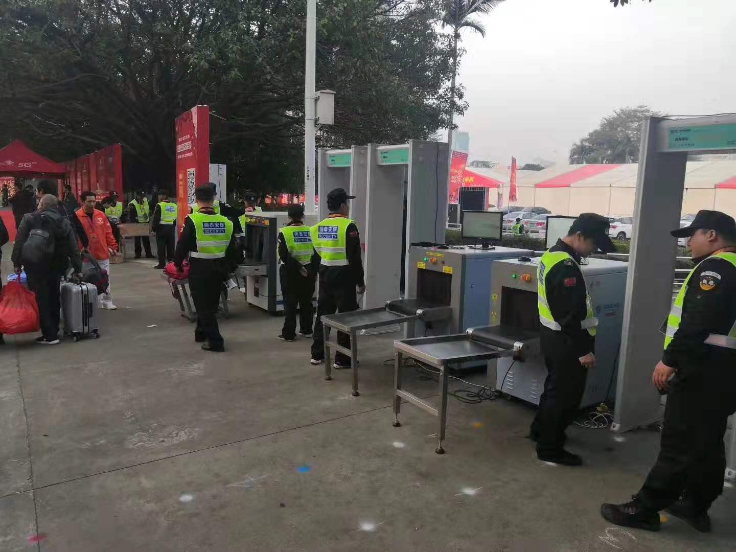 東莞2020“平安回家”活動現場采用www.91安檢機安檢門等安檢設備