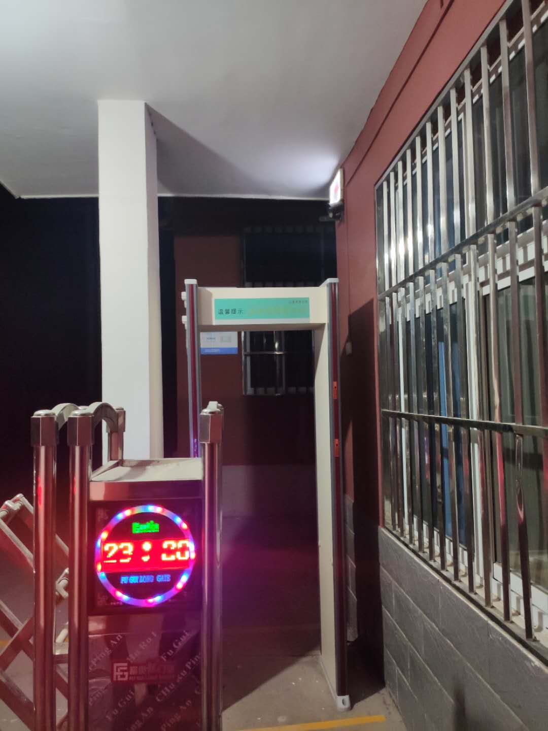 土林頭小學測（cè）溫門安裝現場