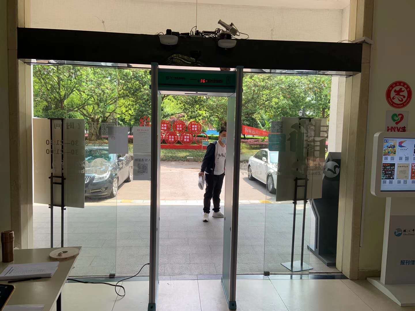 湖南株洲市圖書館采用守(shǒu)門神測溫門 湖南株洲市圖書館采用www.91測溫門
