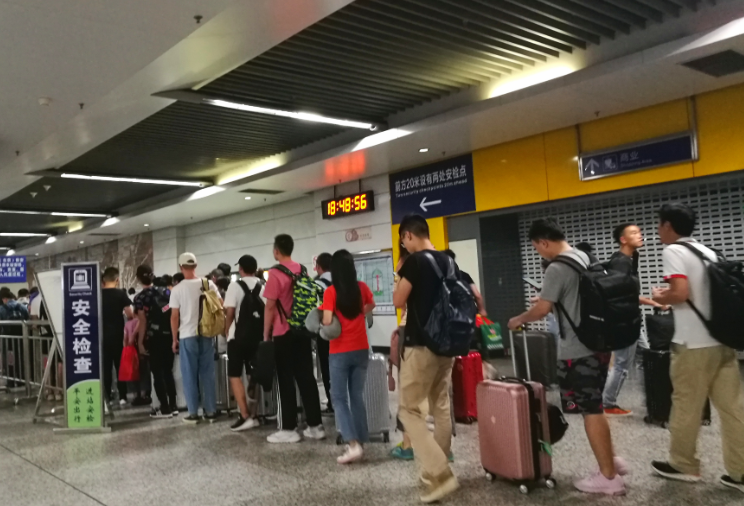 高（gāo）鐵換地鐵，請多些“安檢互認”